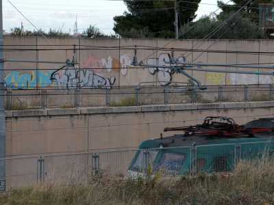 La seconda tappa del nostro viaggio: i binari che lambiscono strada San Giorgio Martire, una via sommersa dai rifiuti 